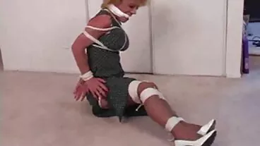 Cô gái tóc Vàng đồng phục quân Đội bo phim sex